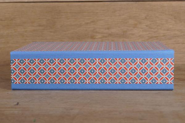 Sustainably manufactured gift box for the shelf